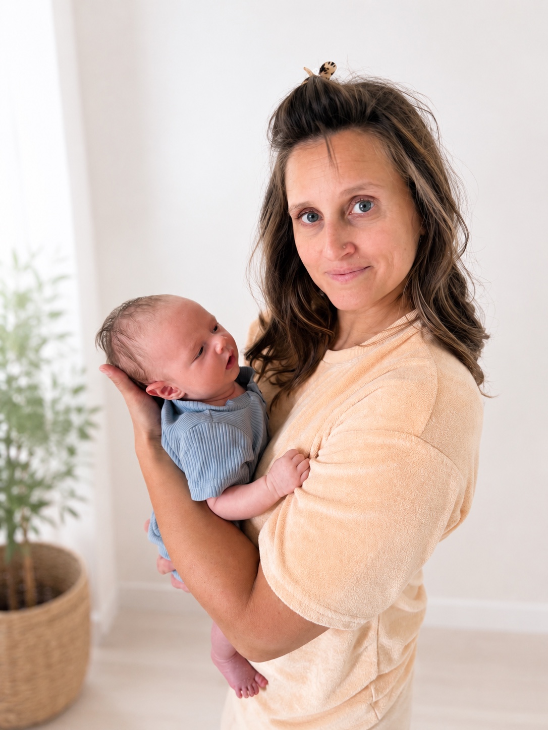 Alice Roques tenant son bébé dans les bras, sans retouche